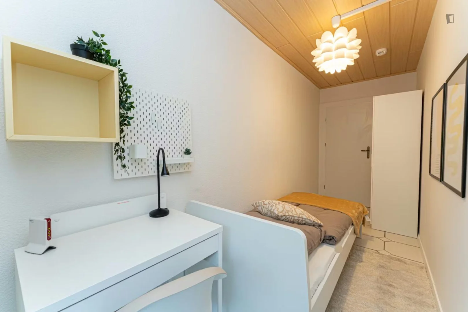 'de modern olanaklara sahip öğrenci dostu oda