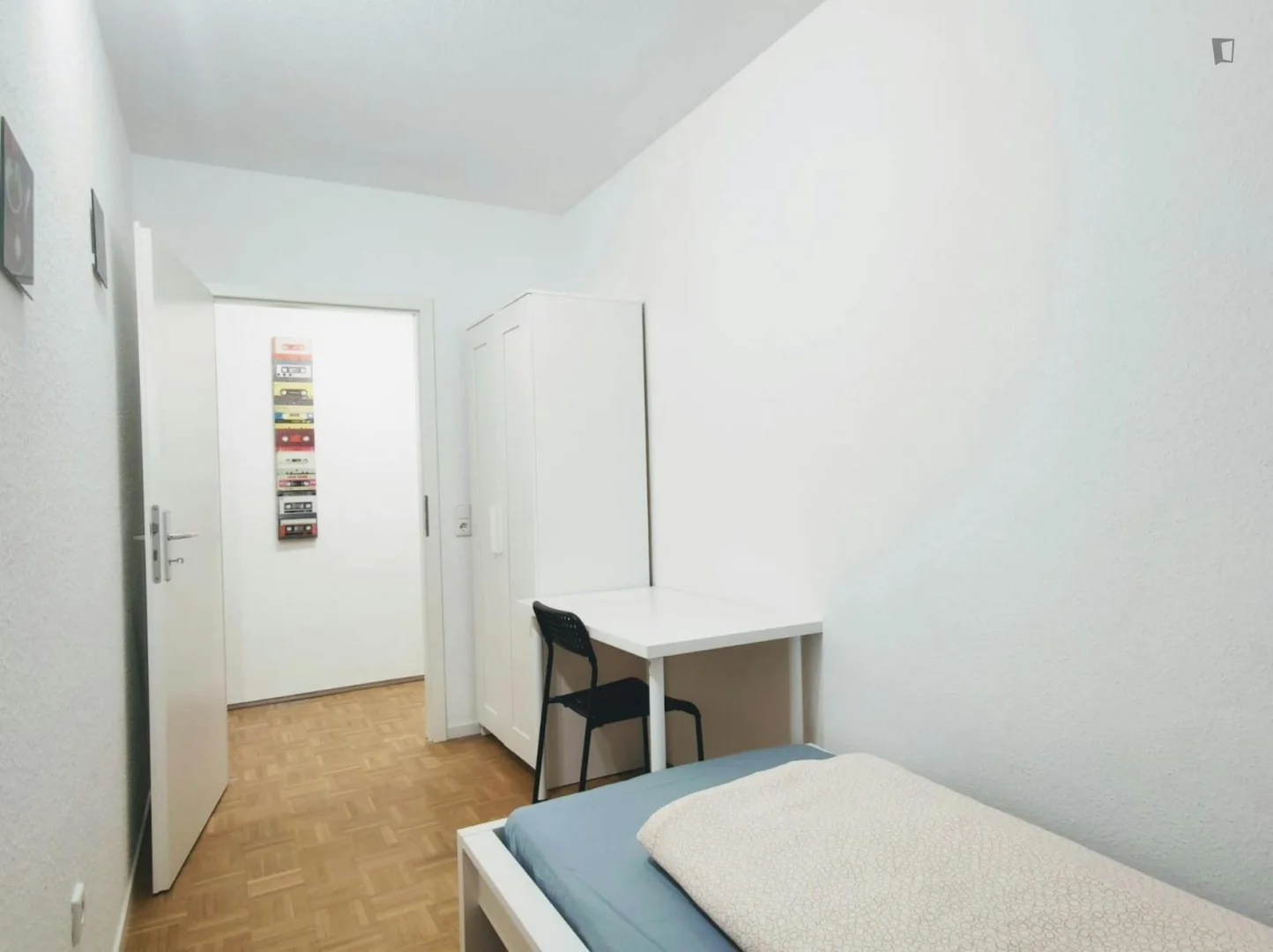 Comfortable and spacious student room in 