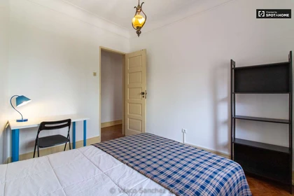 Quarto para alugar com cama de casal em Lisboa
