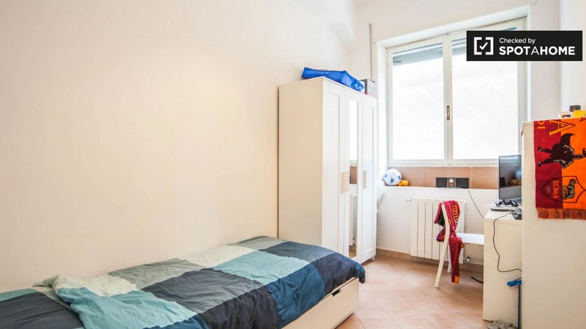 Stanza per studenti luminosa e ariosa con facile accesso all'università a 