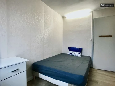 Ivry-sur-seine de ortak bir dairede kiralık oda