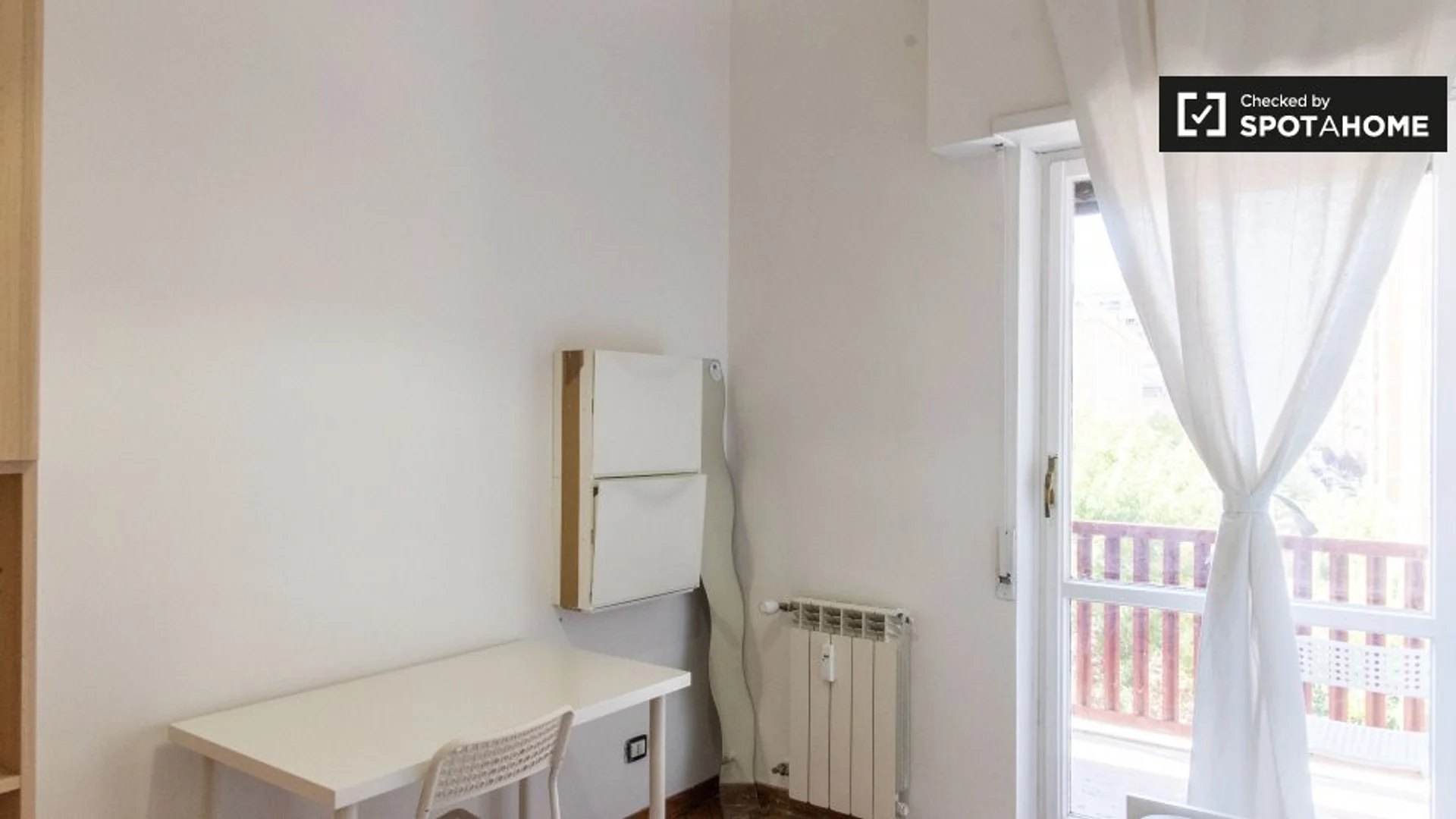 Economical student room with convenient location in 