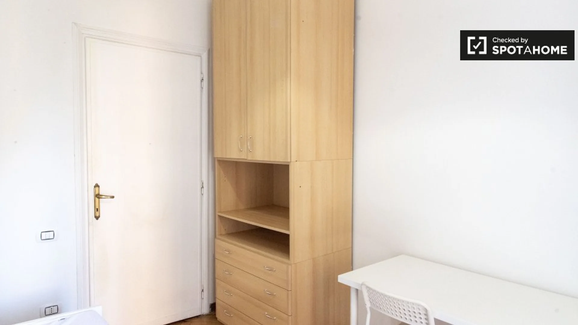 Room for rent in student apartment in , fully furnished