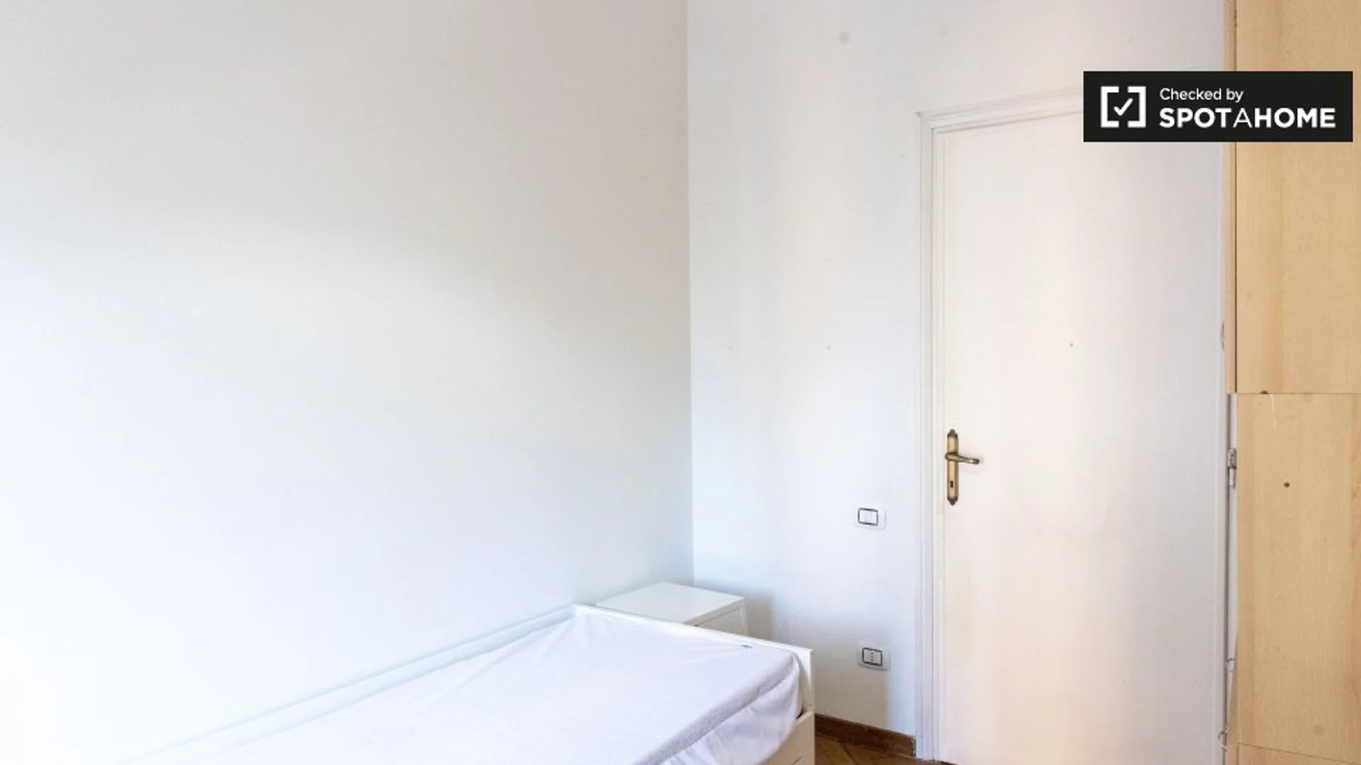 Economical student room with convenient location in 