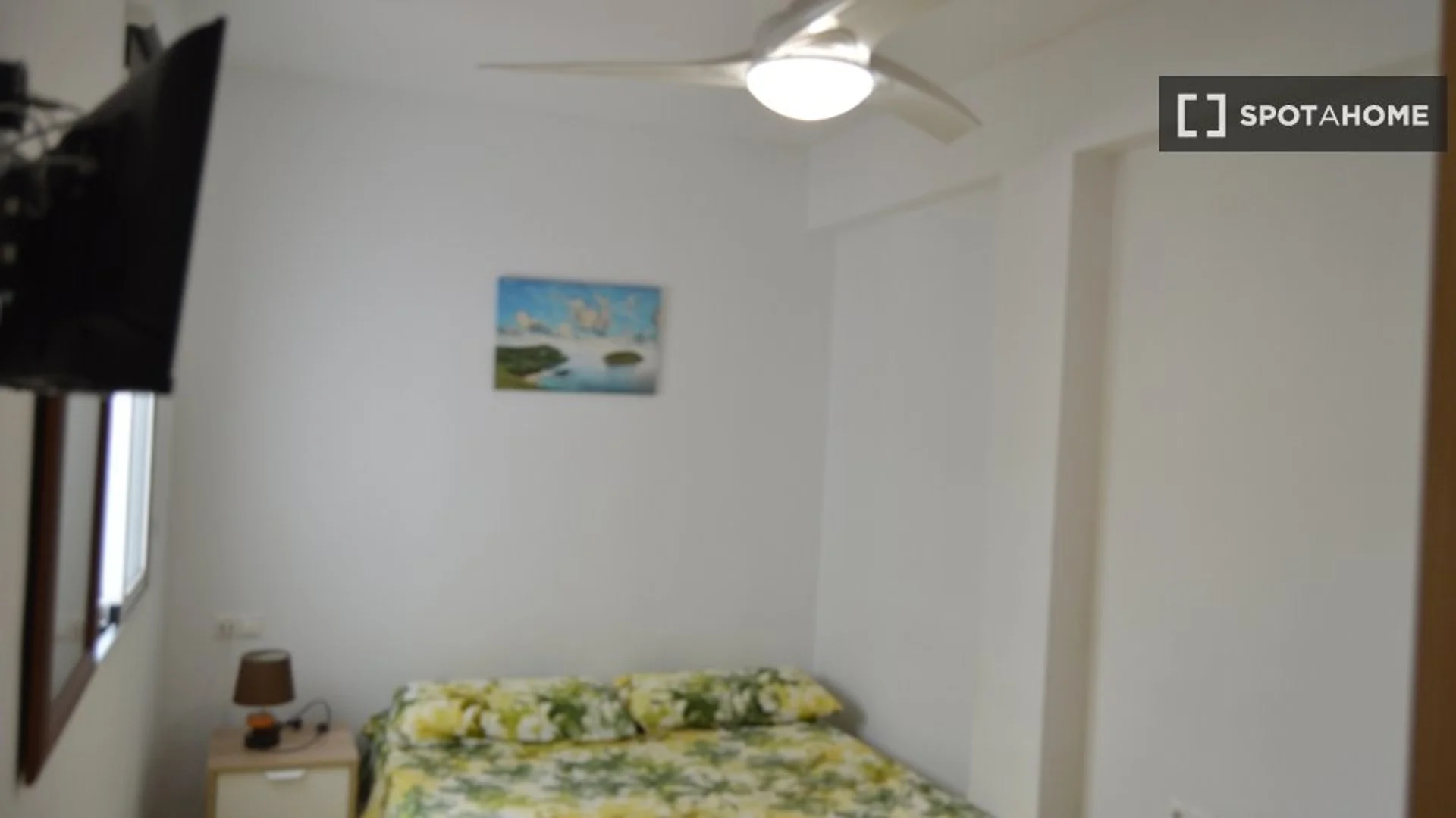 Habitación estudiantil funcional perfecta para estudiar en 