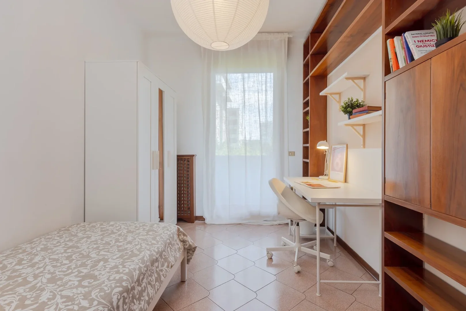Chambre d'étudiant lumineuse et aérée avec accès facile à l'université dans