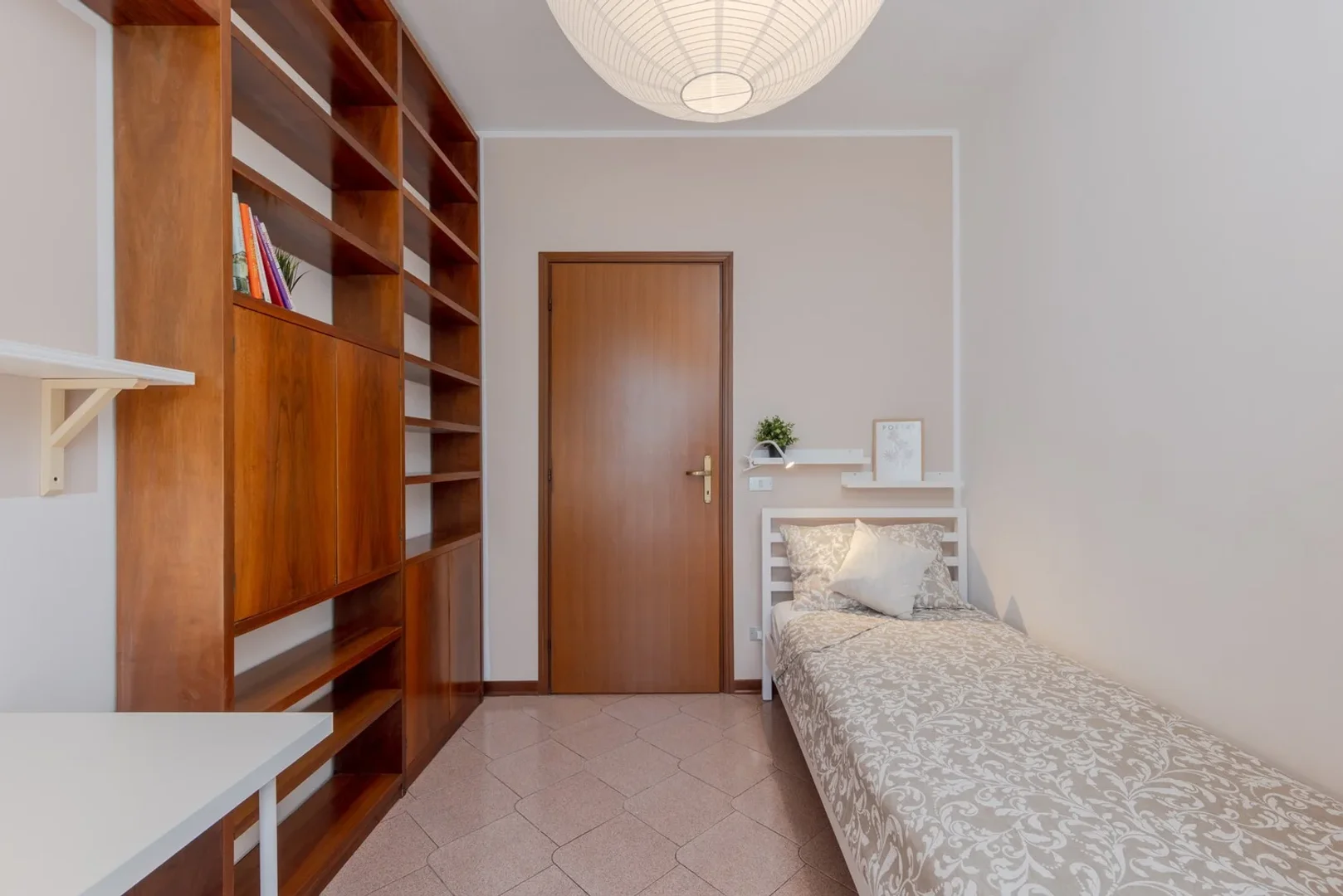 Chambre abordable pour les étudiants avec un bon éclairage dans
