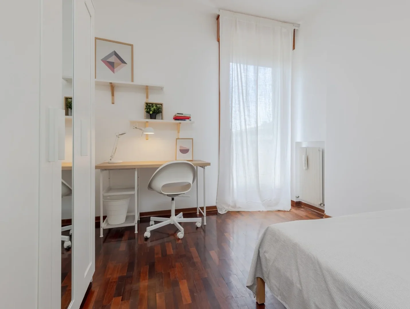 Quarto de estudante em  com área de estudo e instalações partilhadas