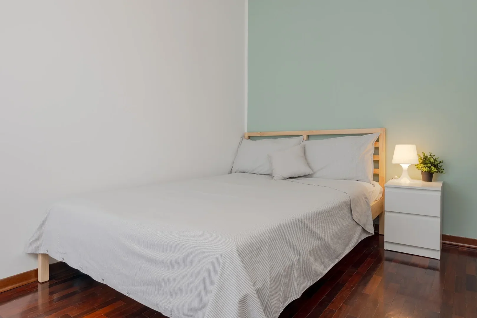 Quarto de estudante luminoso e arejado com acesso fácil à universidade em 