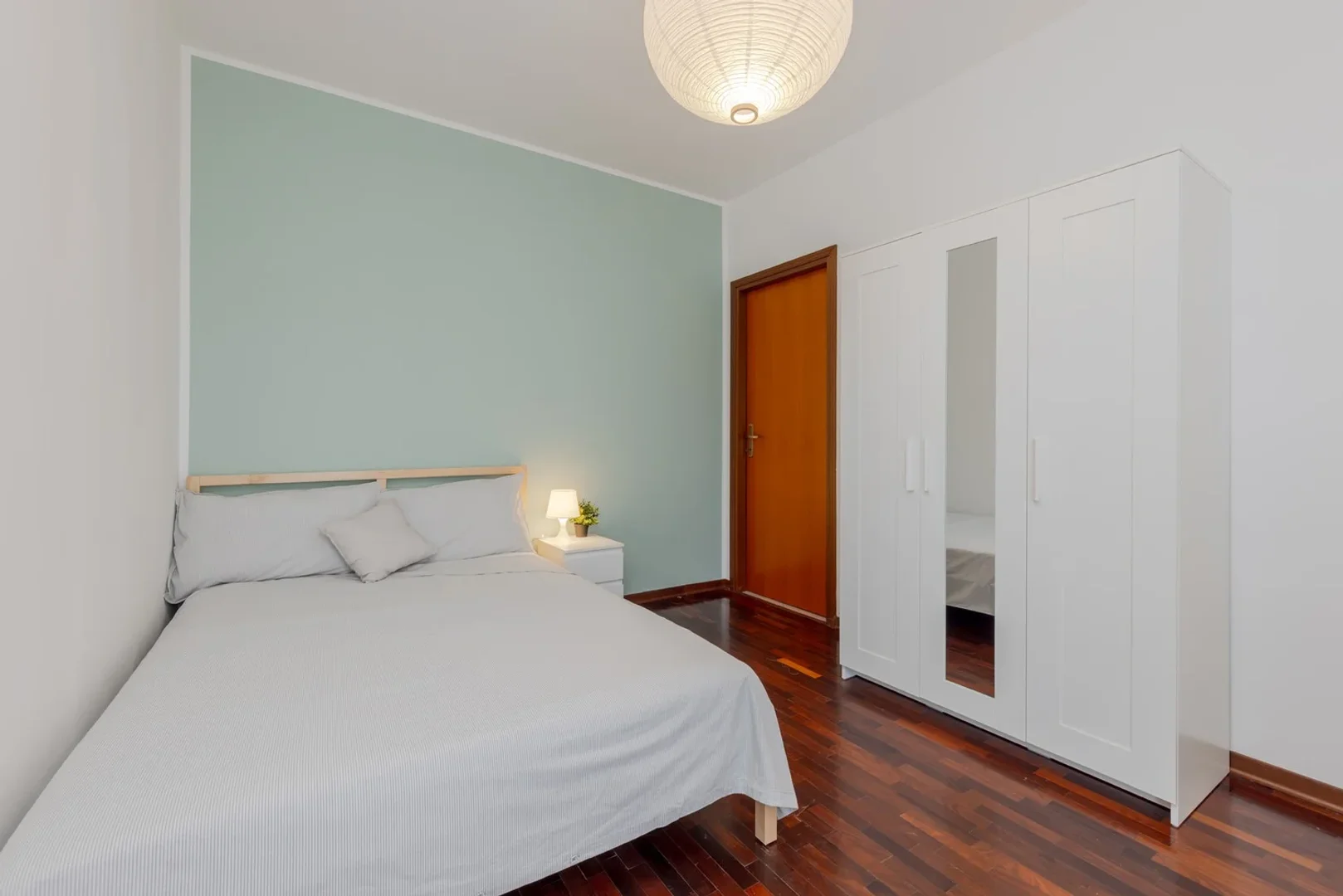 Quarto acessível para estudantes com iluminação ampla em 
