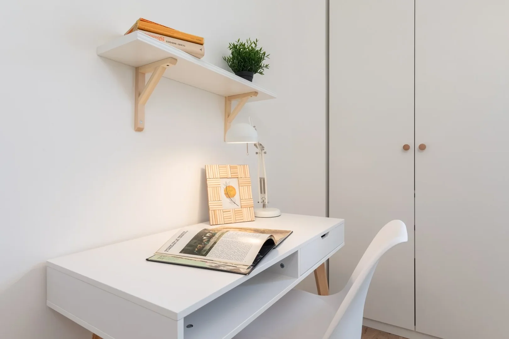 Chambre abordable pour les étudiants avec un bon éclairage dans 