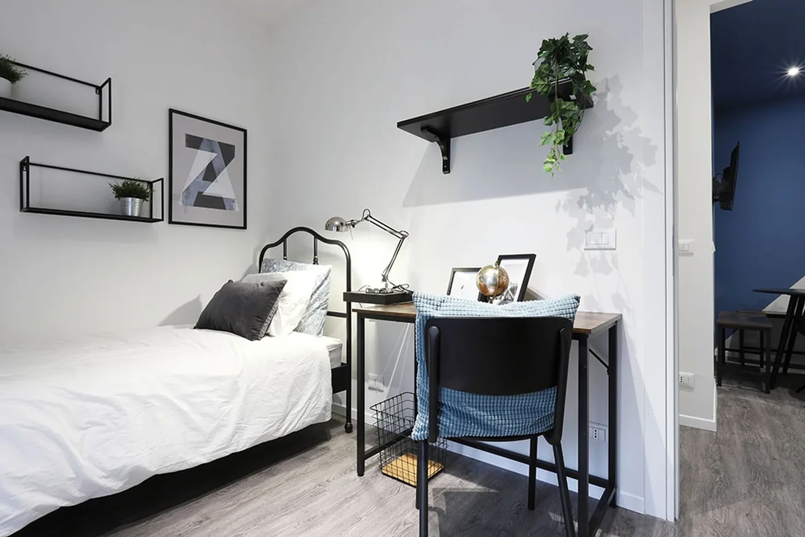 Habitación estudiantil amplia y cómoda en