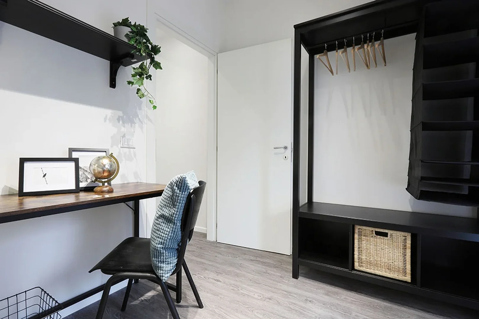 Habitación estudiantil luminosa y aireada con fácil acceso a la universidad en