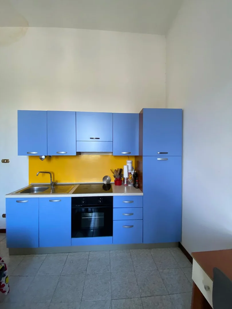 Habitación estudiantil funcional perfecta para estudiar en 
