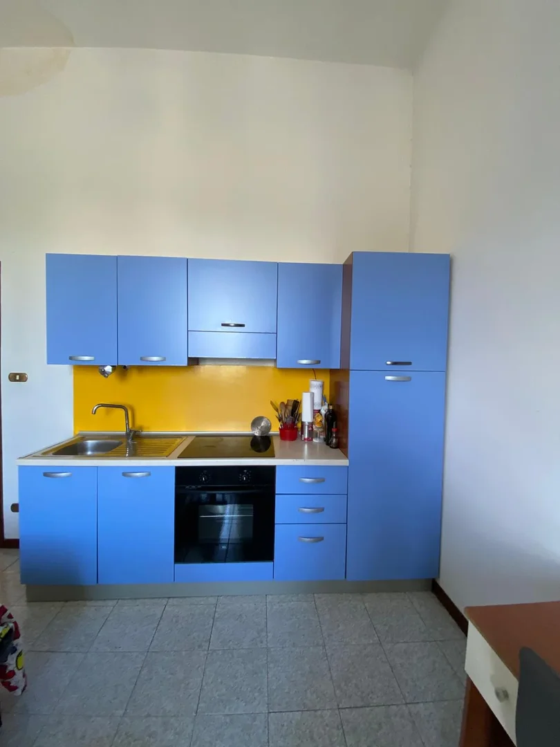 Habitación estudiantil funcional perfecta para estudiar en 