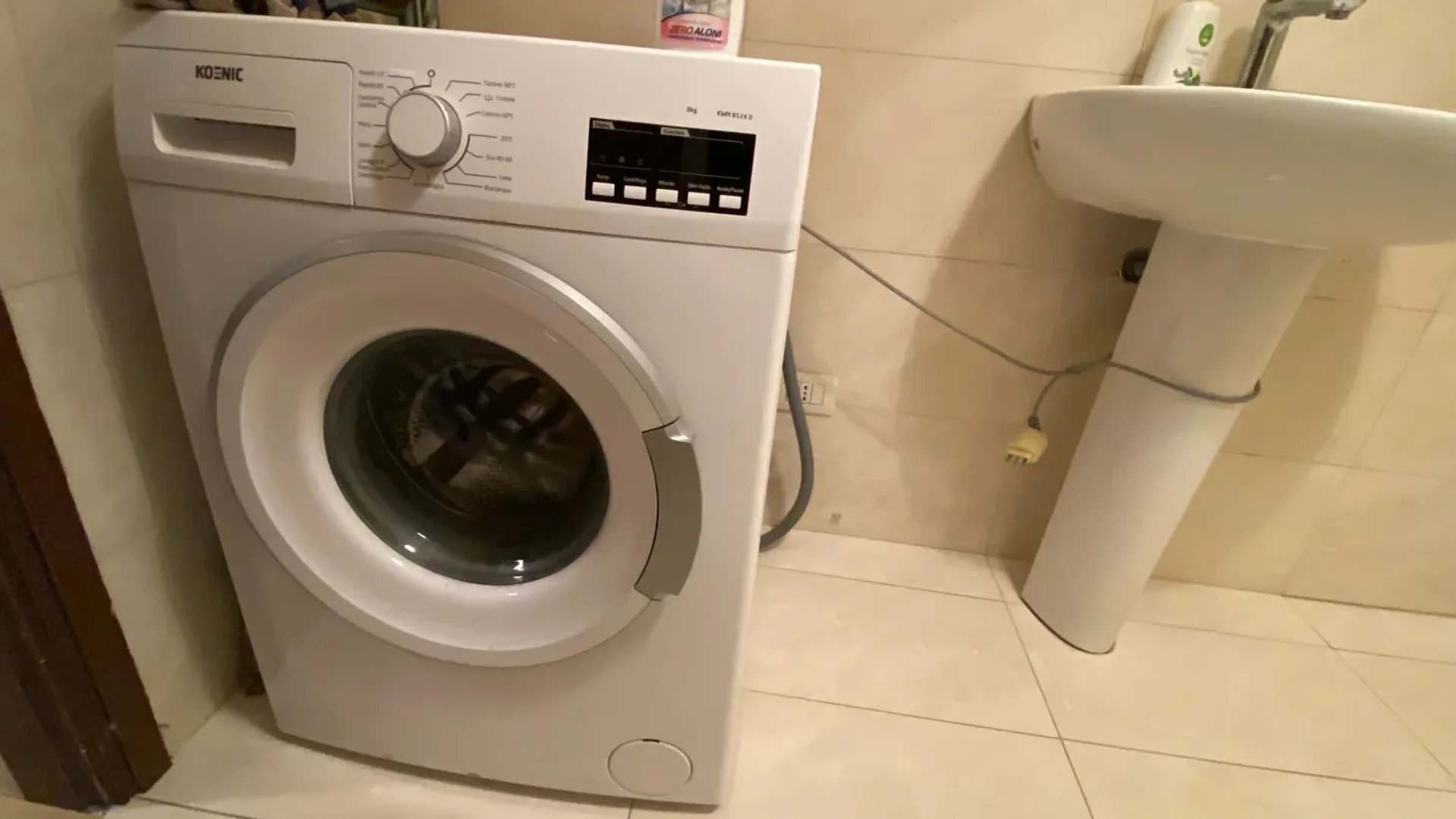 Habitación estudiantil funcional perfecta para estudiar en 