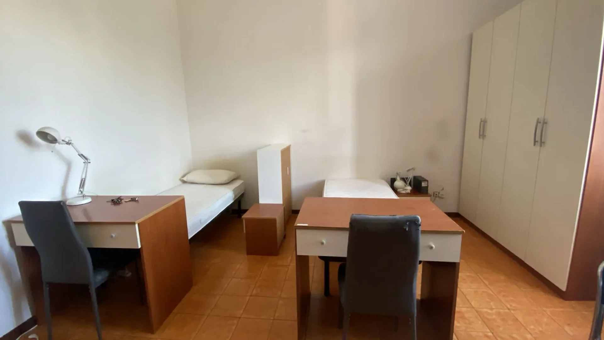 Habitación estudiantil económica cerca del campus en 