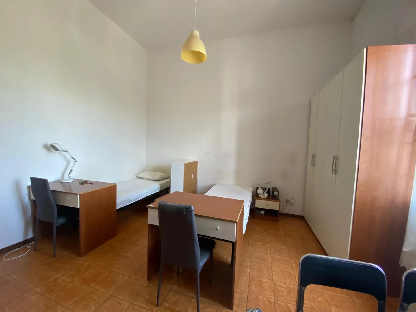 Habitación estudiantil funcional perfecta para estudiar en 