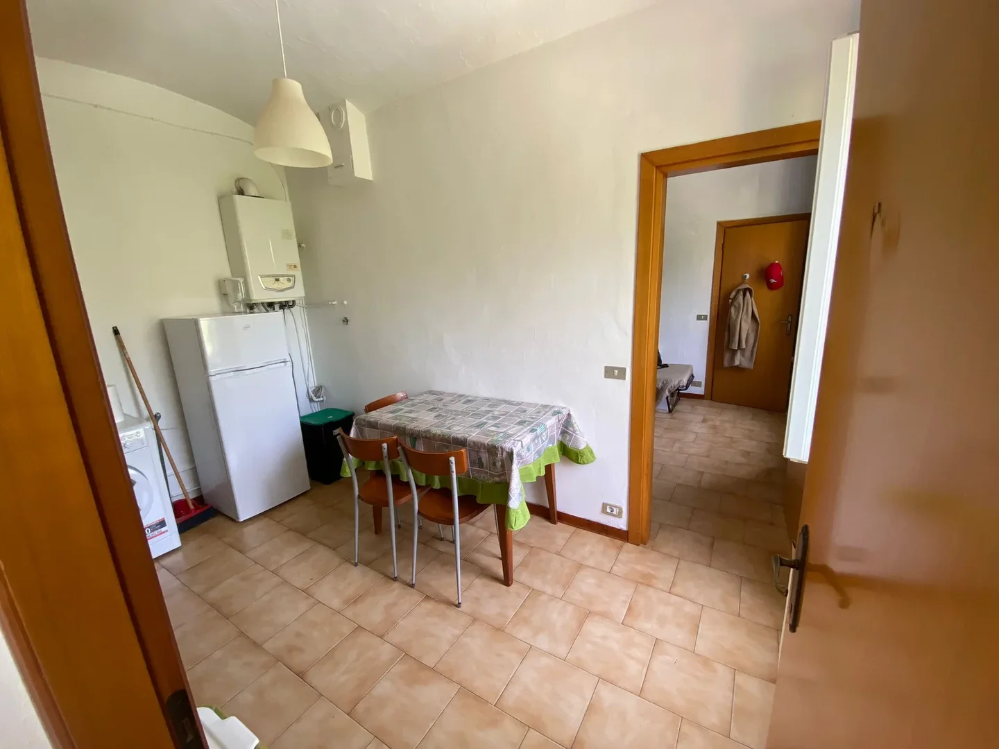 Quarto de estudante luminoso e arejado com acesso fácil à universidade em 