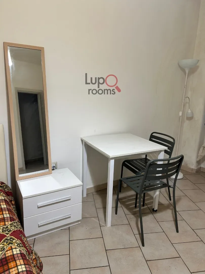 Funktionelles Studentenzimmer perfekt zum Studieren in 