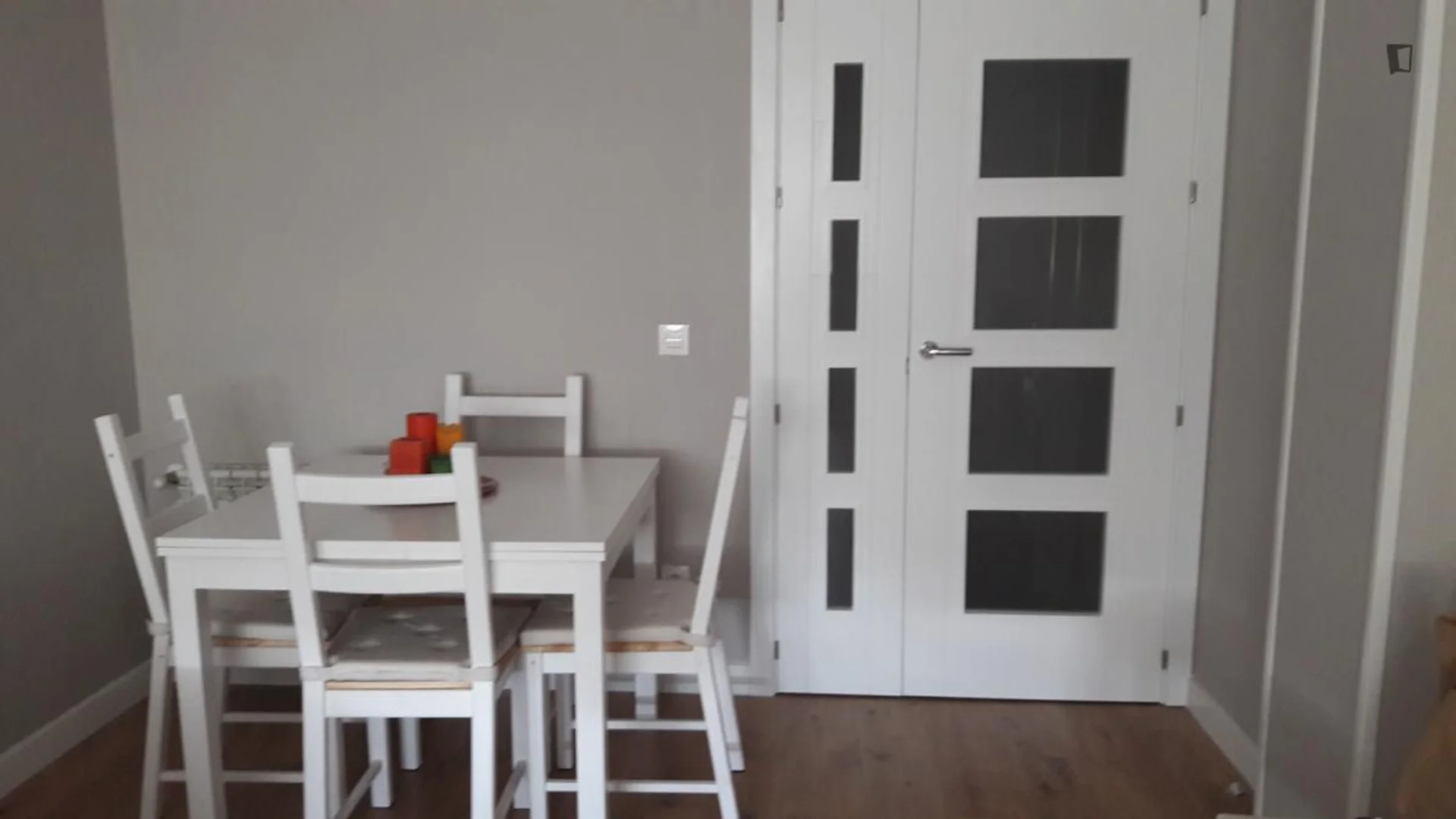 'de öğrenci dairesinde, tamamen mobilyalı kiralık oda