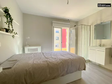 Zimmer mit Doppelbett zu vermieten {area}