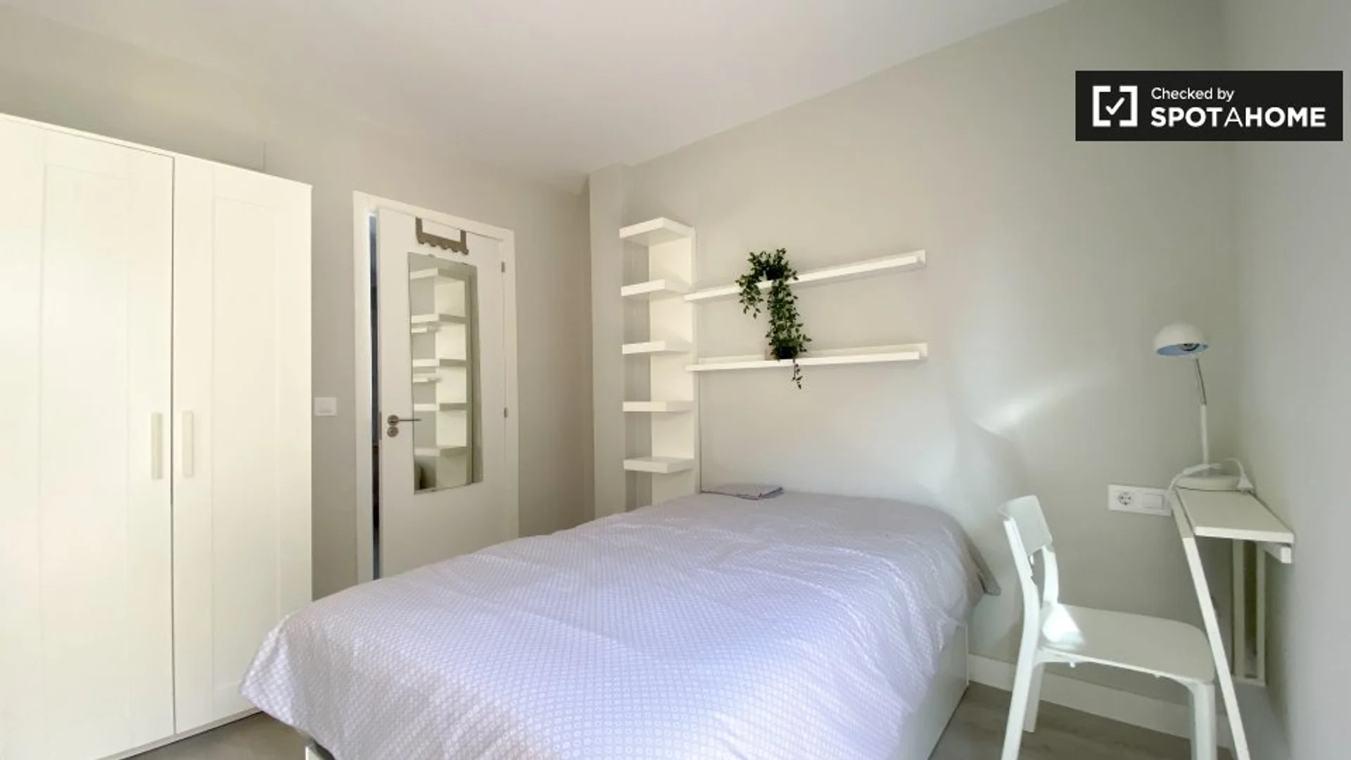 Zimmer in Studentenwohnung in zu vermieten, voll möbliert