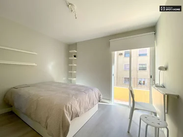Zimmer mit Doppelbett zu vermieten {area}