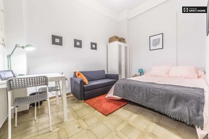 Quarto para alugar com cama de casal em Valencia