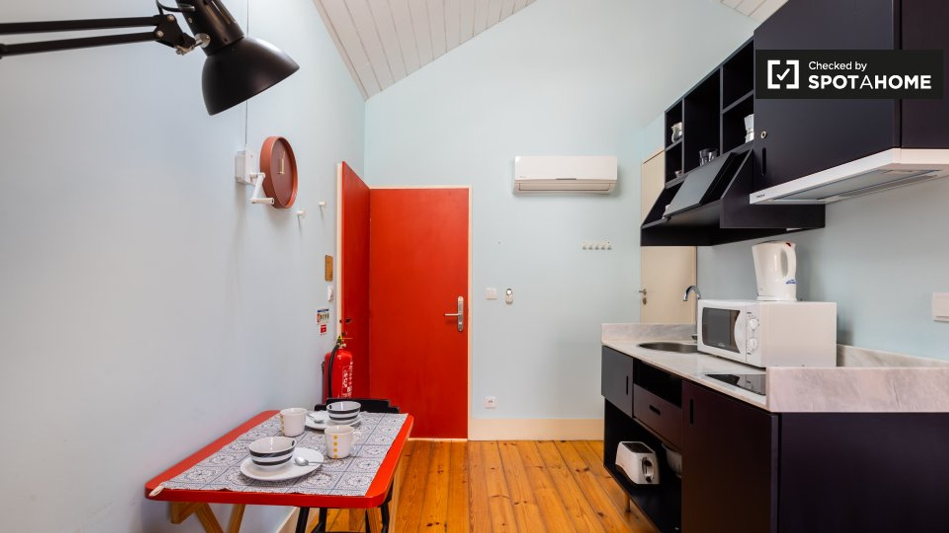 Very bright studio for rent in Porto
