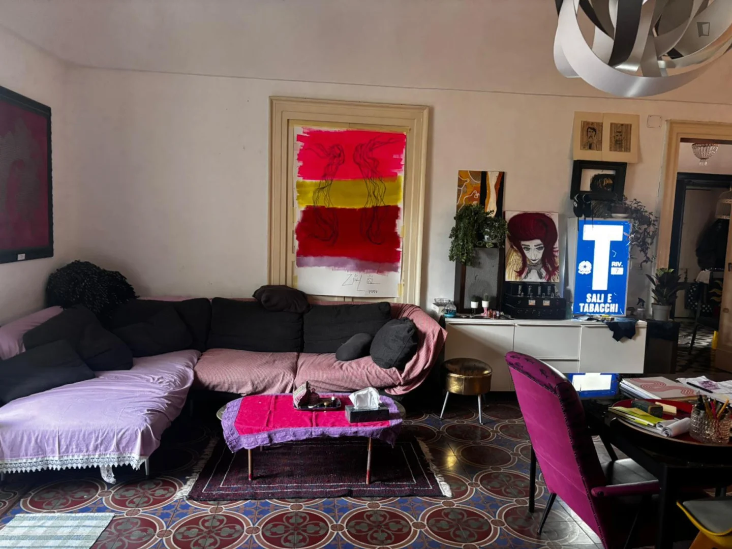 Quarto acessível para estudantes com iluminação ampla em 