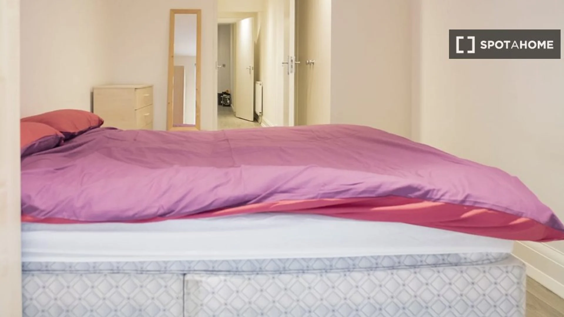 Studentenzimmer in  mit Arbeitsbereich und Gemeinschaftseinrichtungen