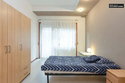 Chambre à louer avec lit double {area}