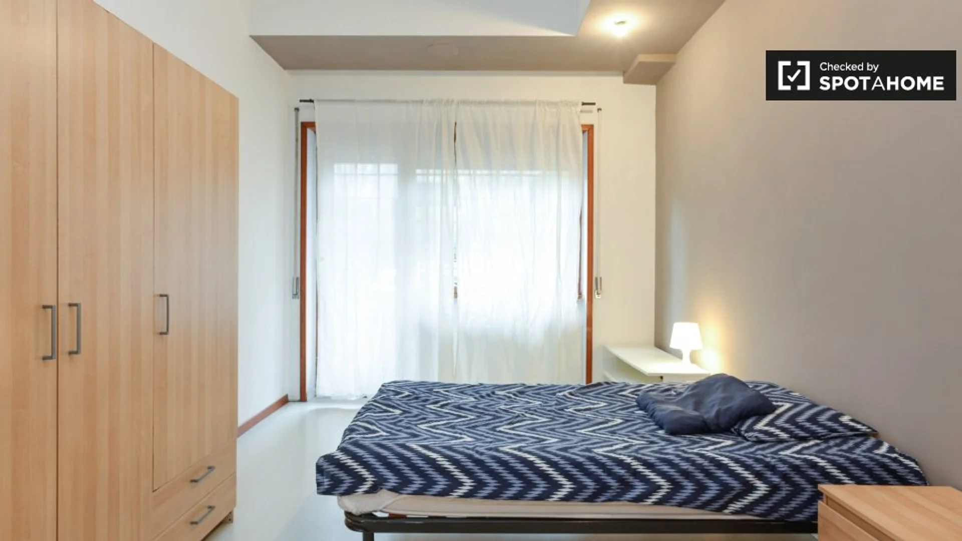 Chambre d'étudiant lumineuse et aérée avec accès facile à l'université dans 
