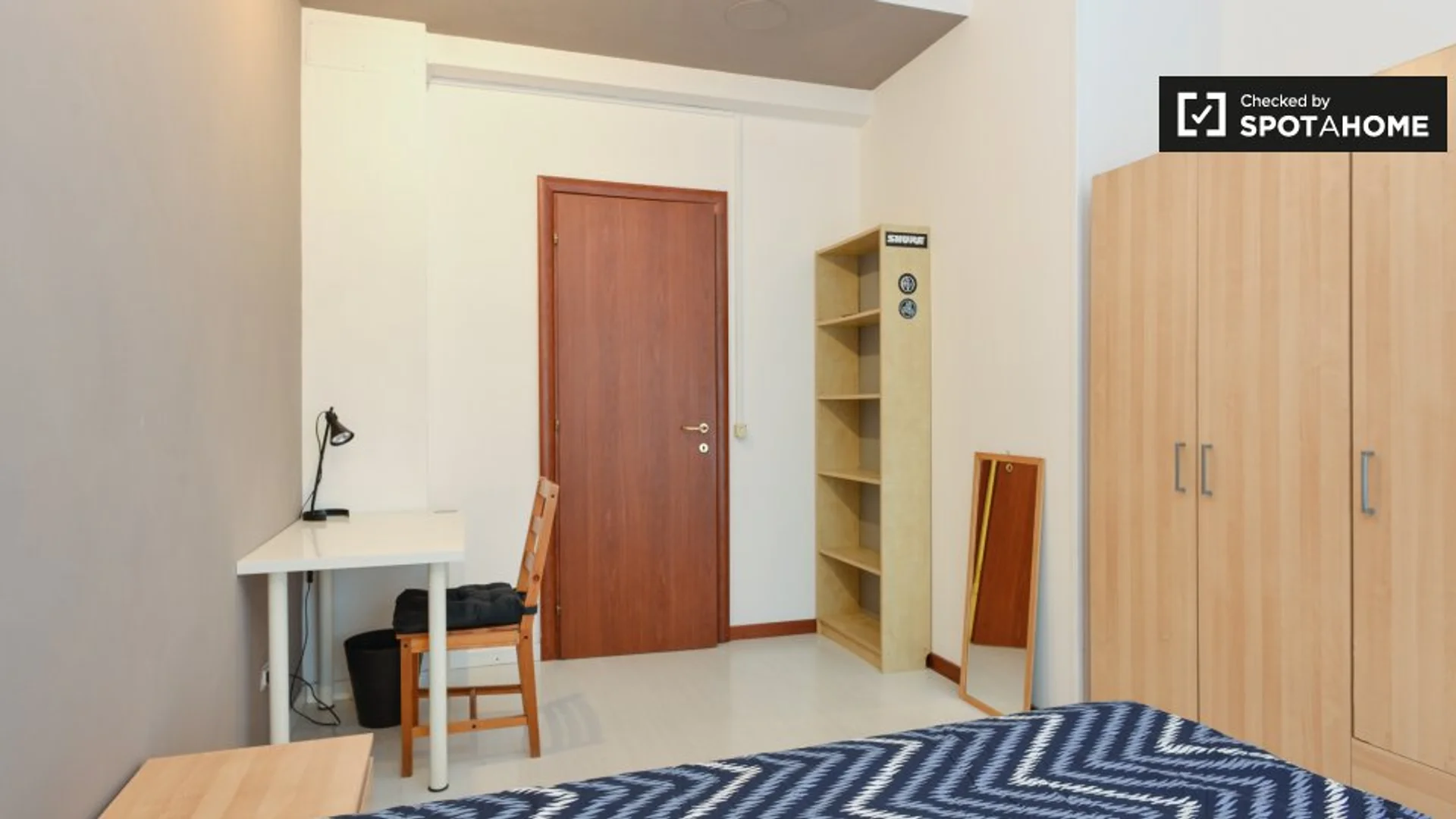 Chambre abordable pour les étudiants avec un bon éclairage dans 