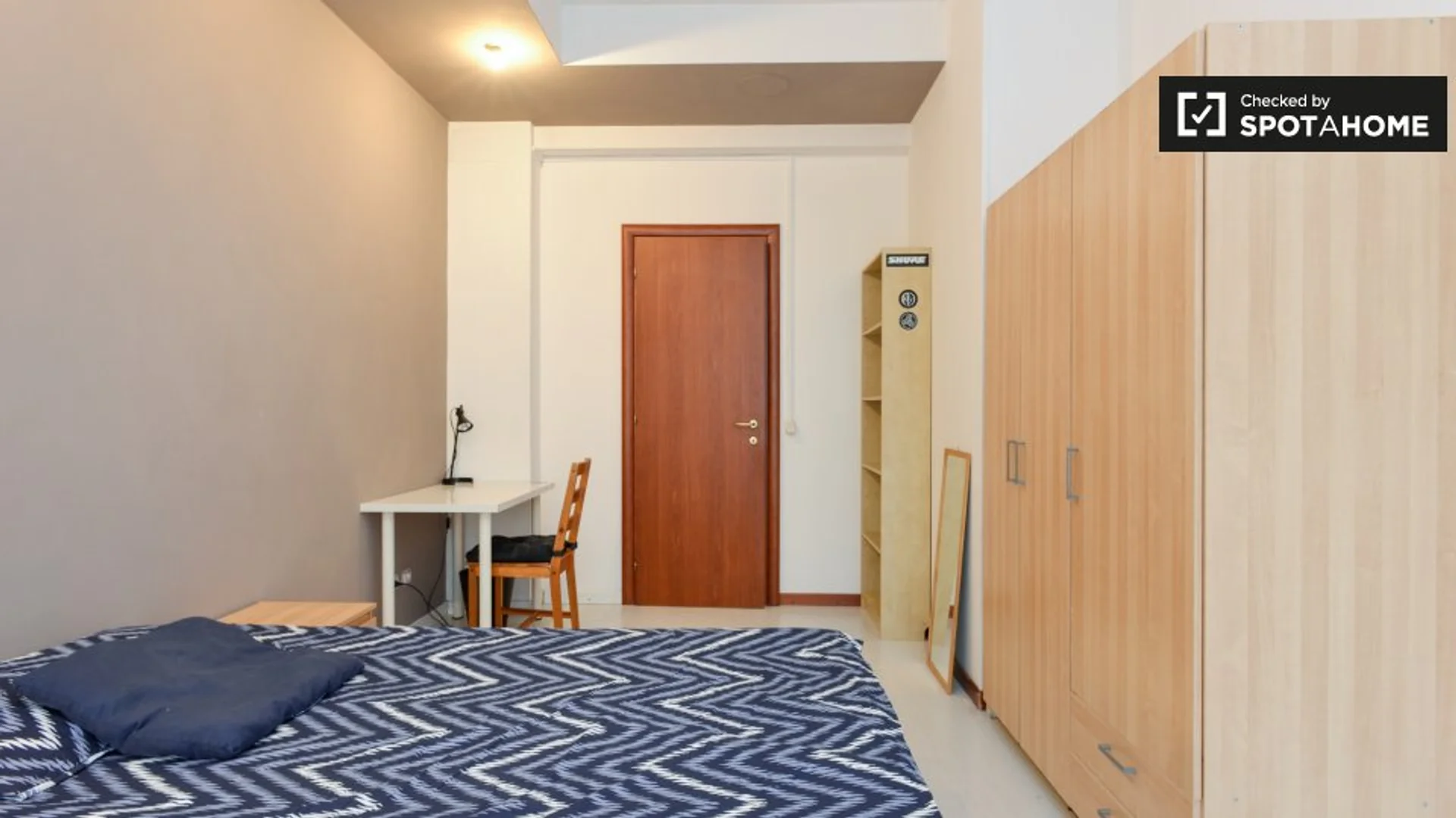 Chambre d'étudiant lumineuse et aérée avec accès facile à l'université dans 