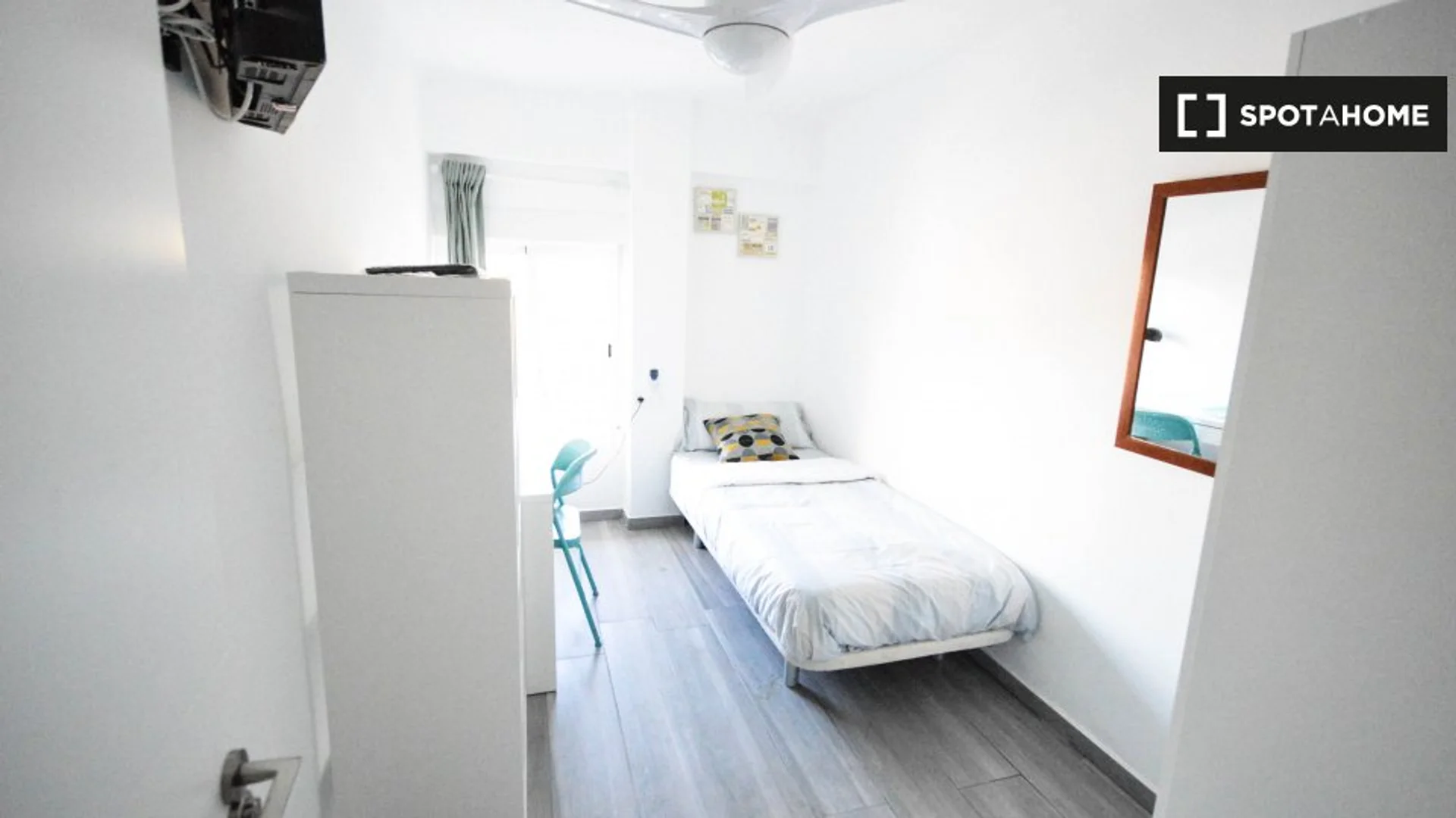 Quarto amigo do estudante em com comodidades modernas