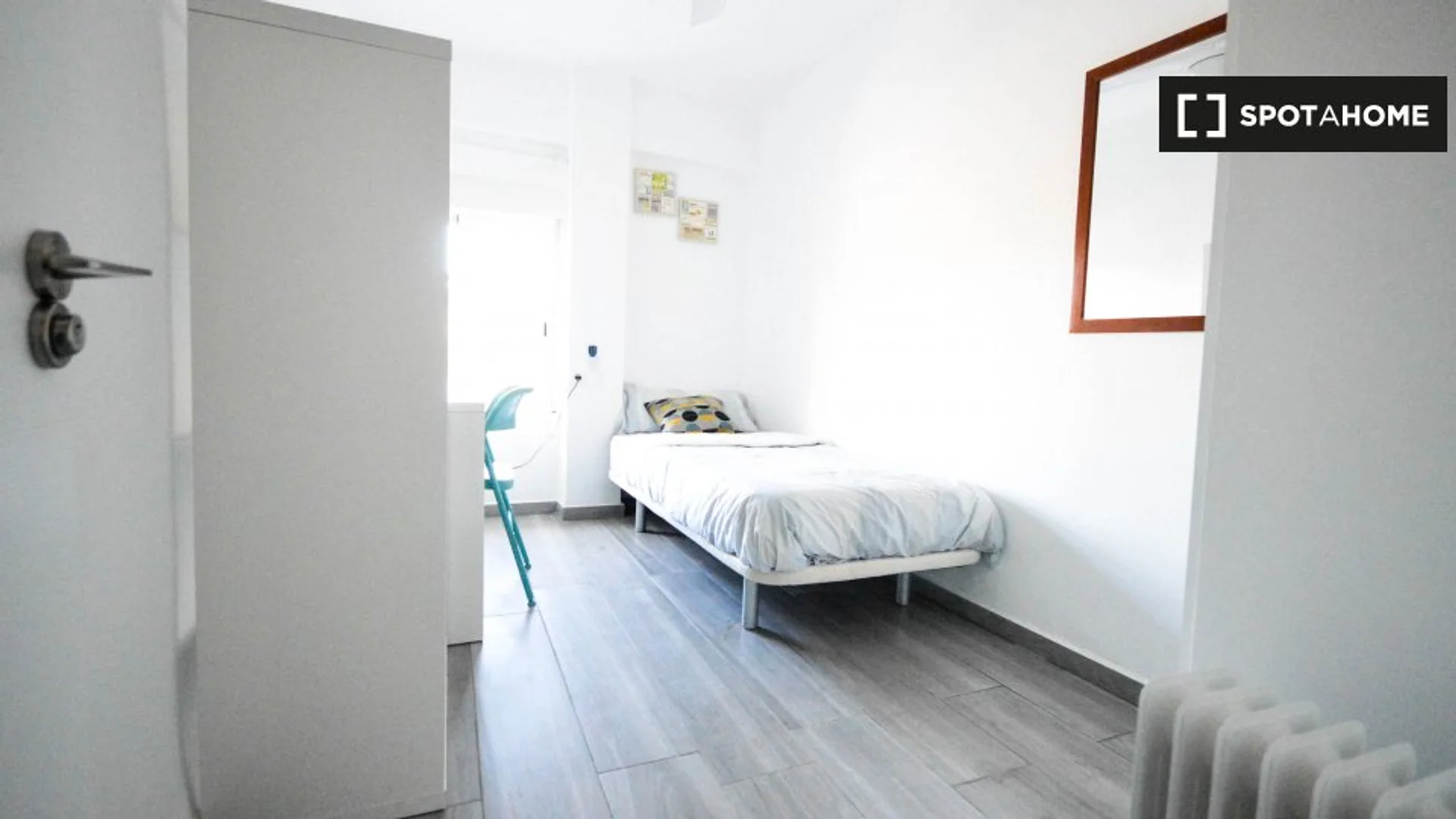 Quarto acolhedor para estudantes disponível em