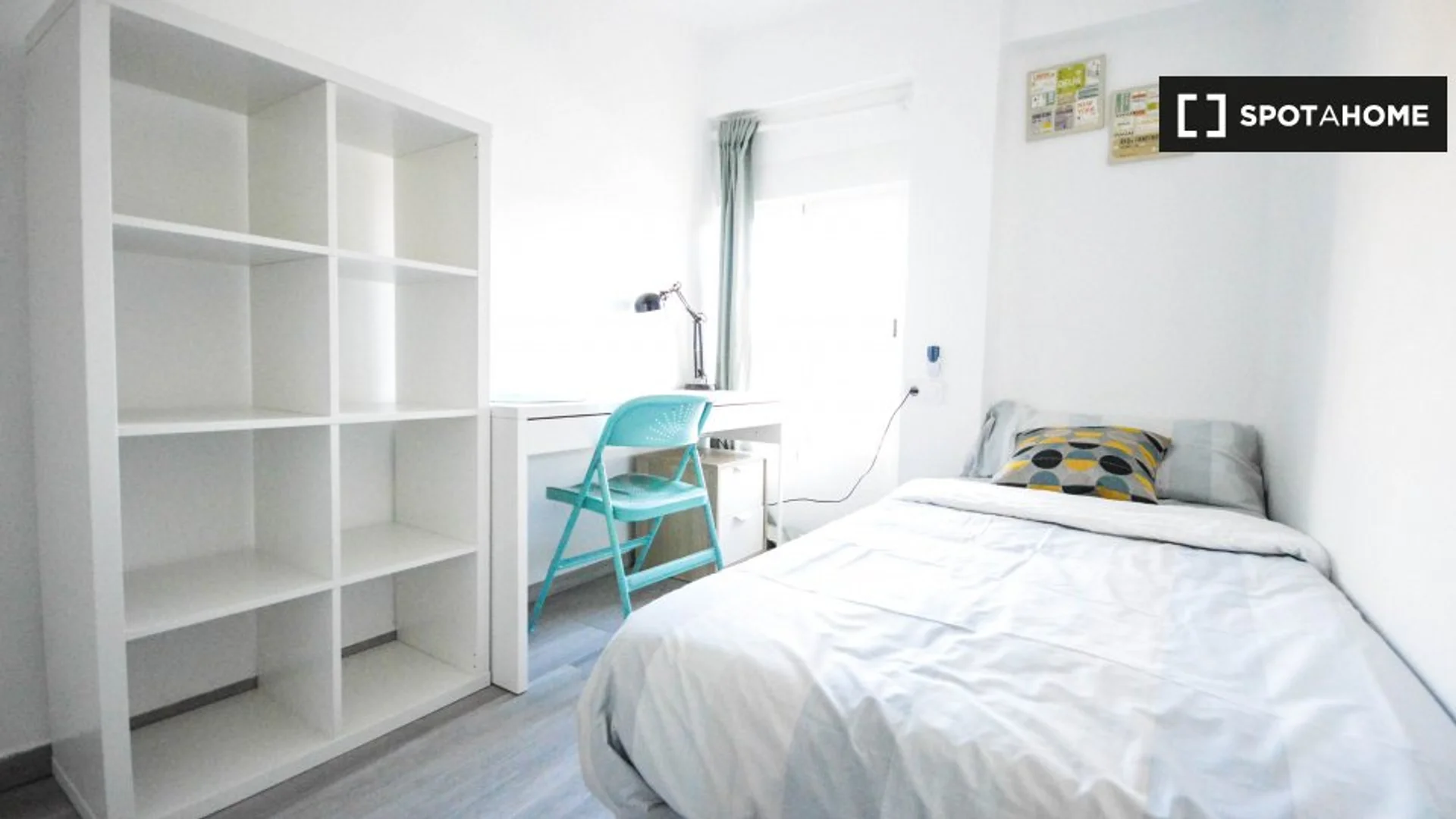 Quarto acessível para estudantes com iluminação ampla em