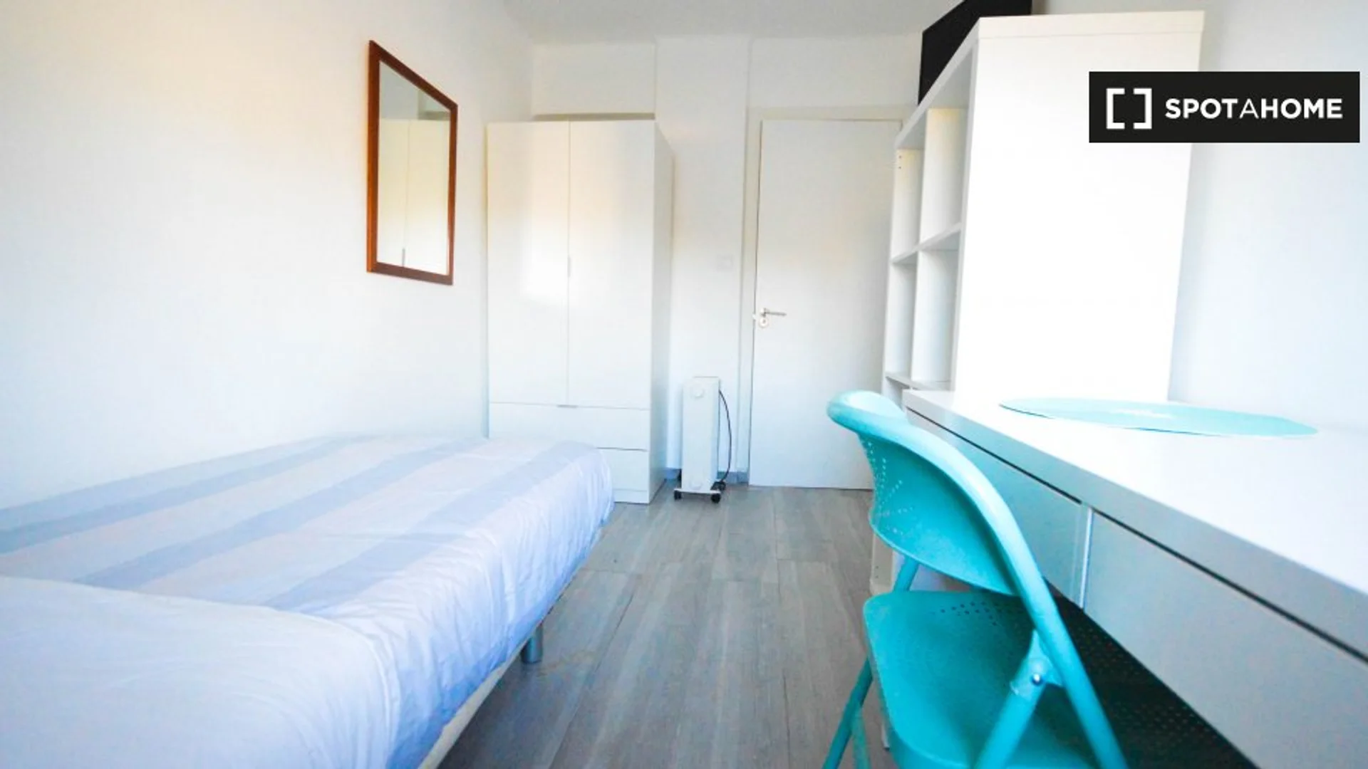 Quarto acessível para estudantes com iluminação ampla em