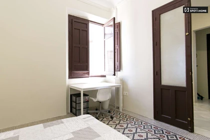 Helles Privatzimmer in Granada