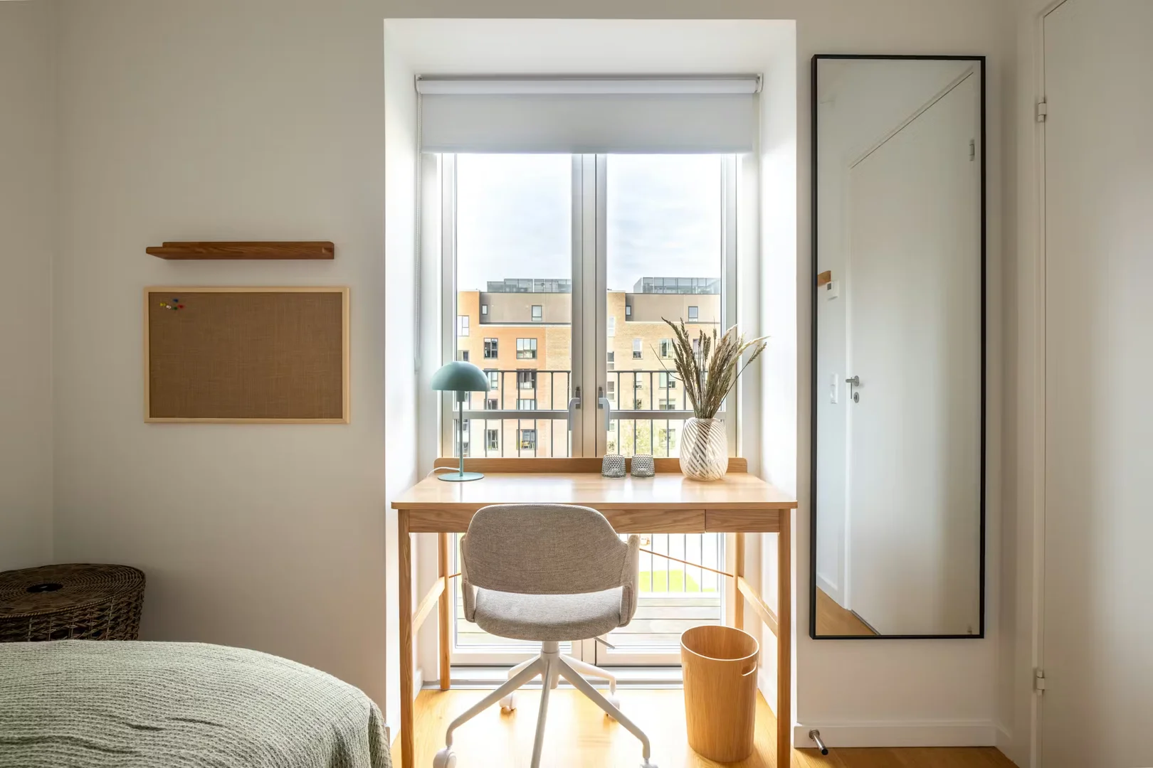 Habitación estudiantil luminosa y aireada con fácil acceso a la universidad en 