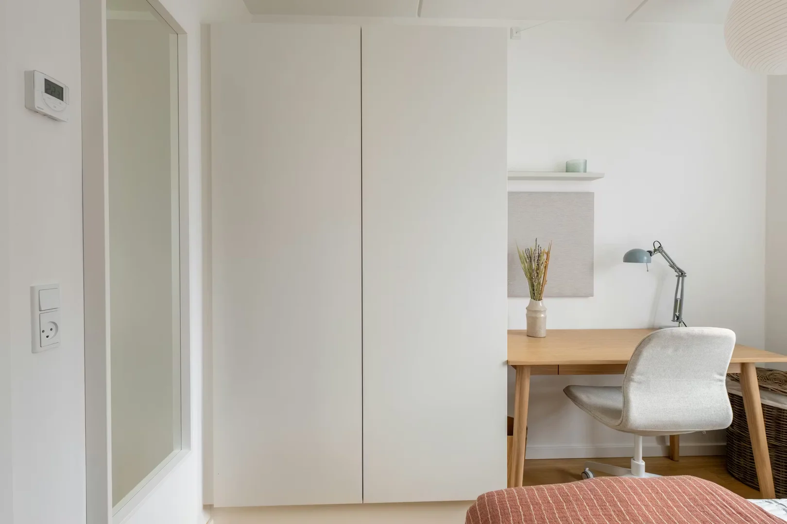 Chambre d'étudiant à  avec espace d'étude et installations communes
