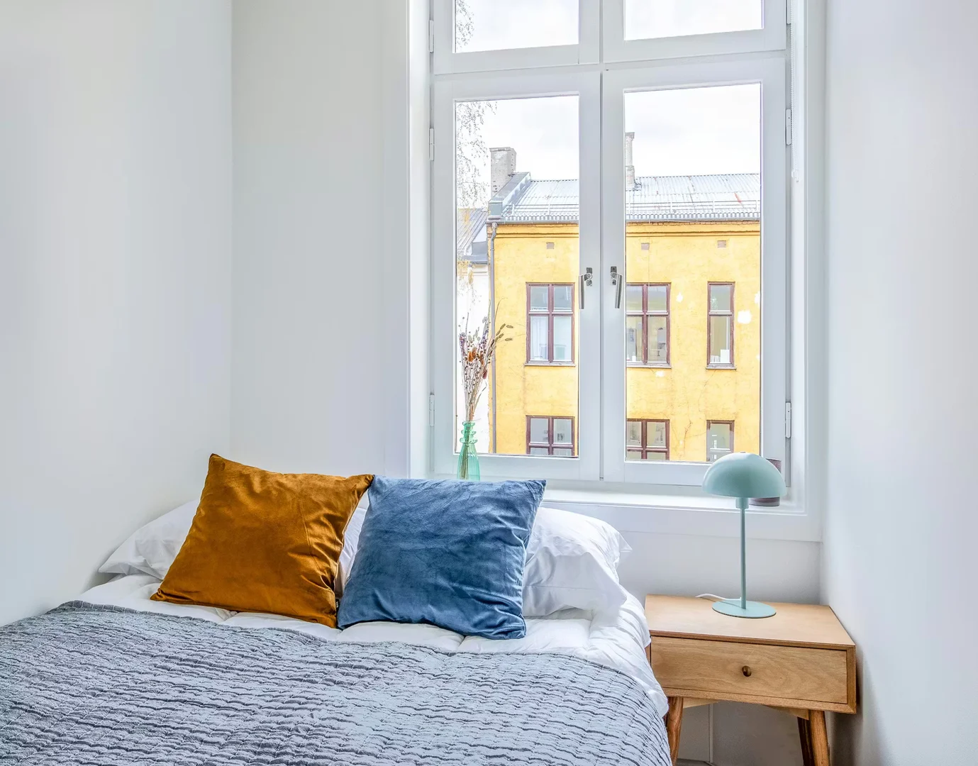 Habitación estudiantil funcional perfecta para estudiar en 