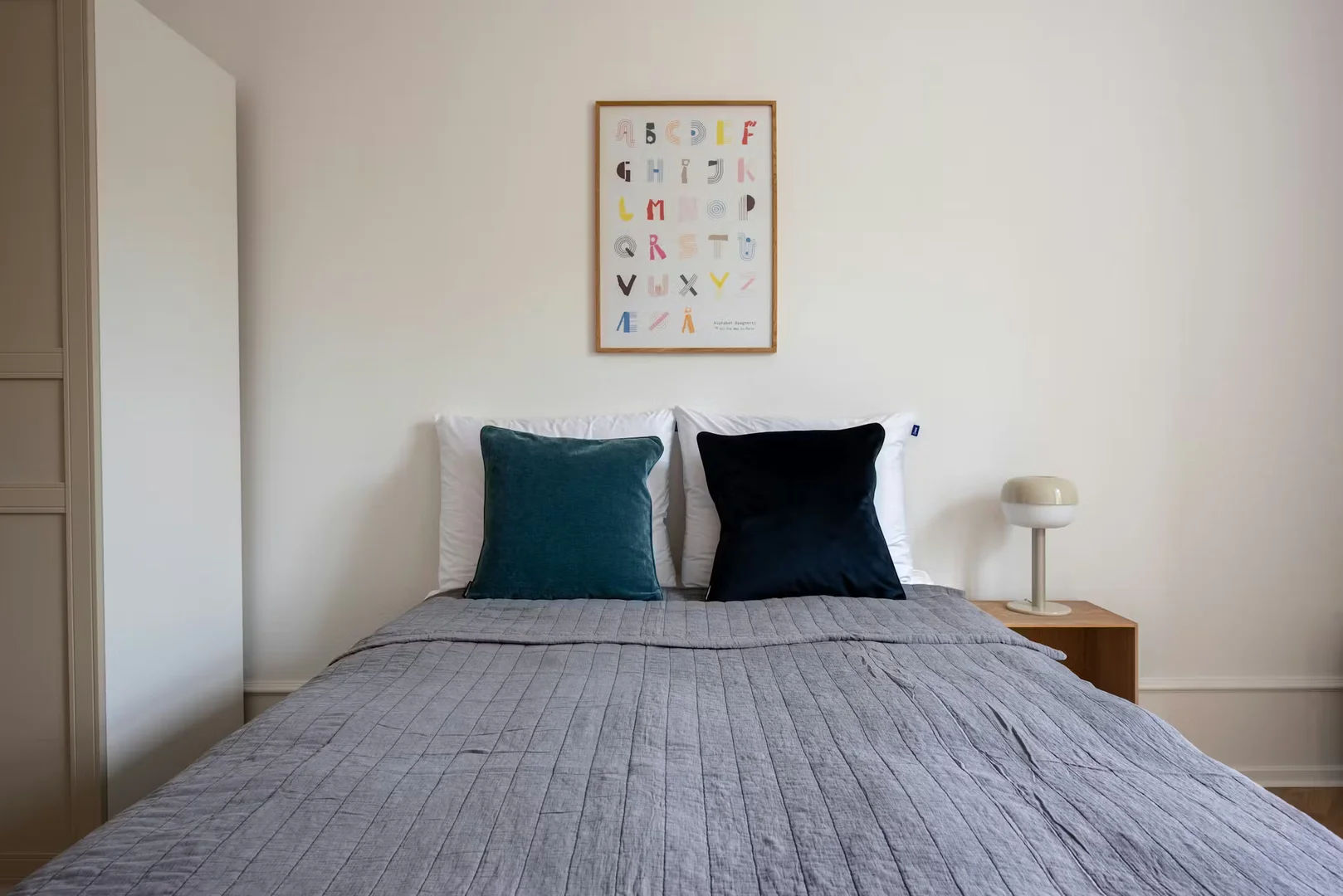 Habitación estudiantil luminosa y aireada con fácil acceso a la universidad en 