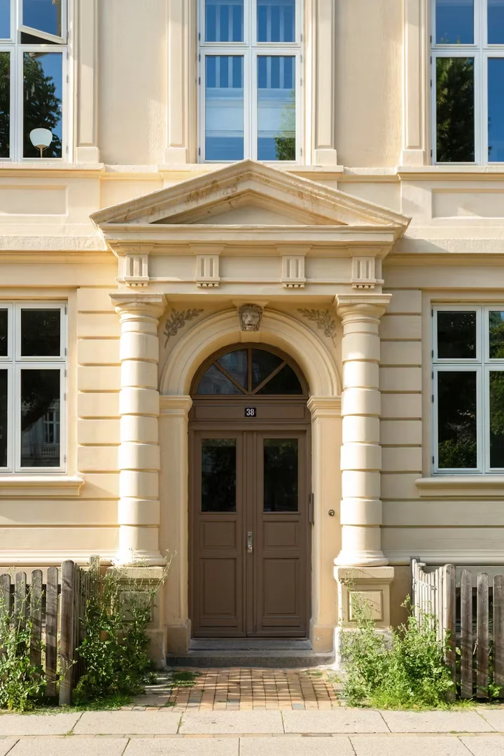 Stanza economica per studenti con ampia illuminazione in 