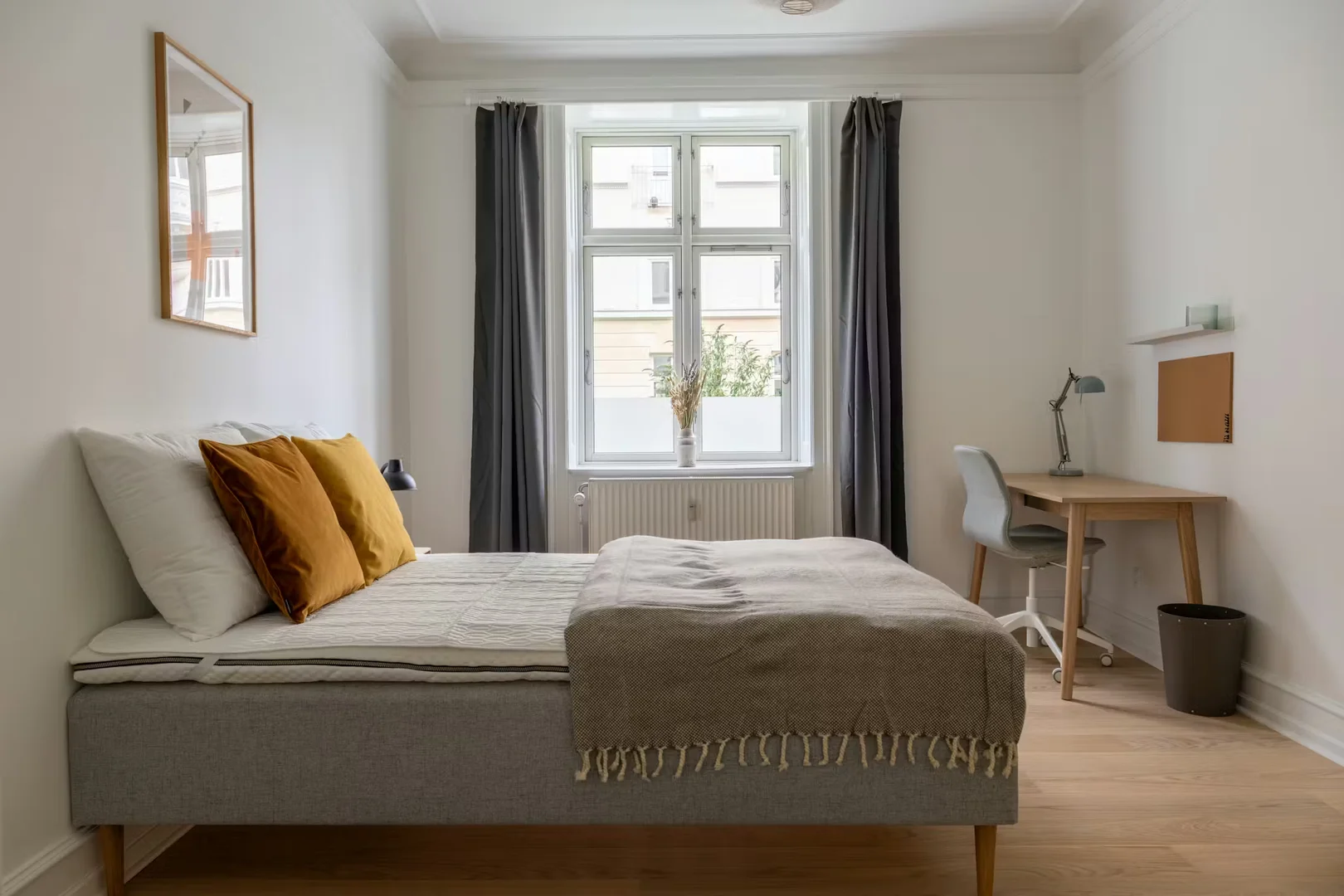 Chambre d'étudiant à  avec espace d'étude et installations communes