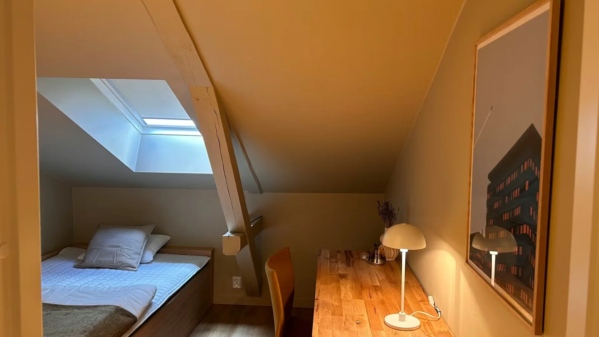 Chambre conviviale pour les étudiants dans avec des équipements modernes