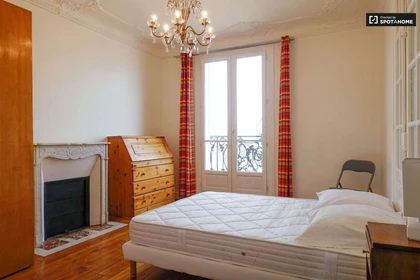 Renting rooms by the month in Paris