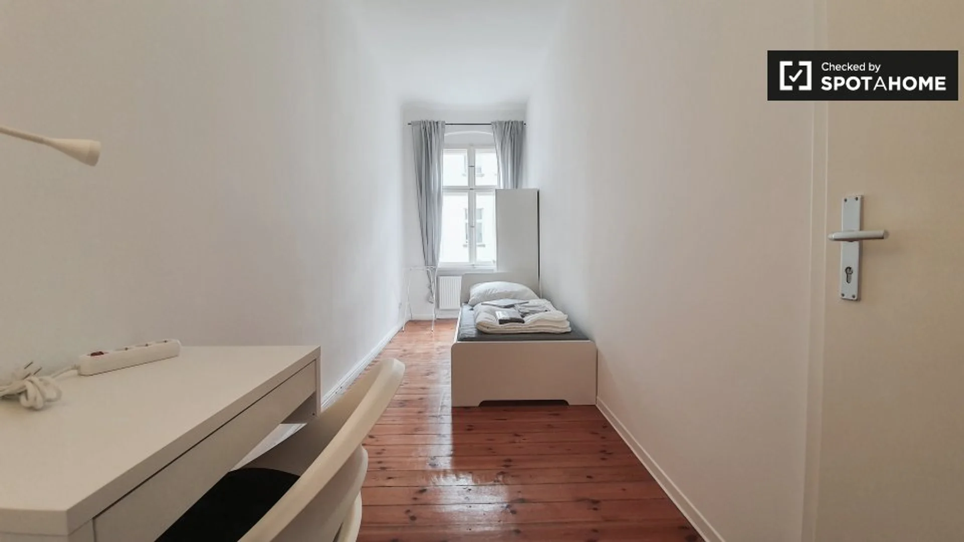 Funktionelles Studentenzimmer perfekt zum Studieren in 